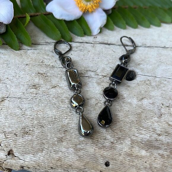 BLACK STONE DROP EARRINGS. NWOT - Picture 4 of 4